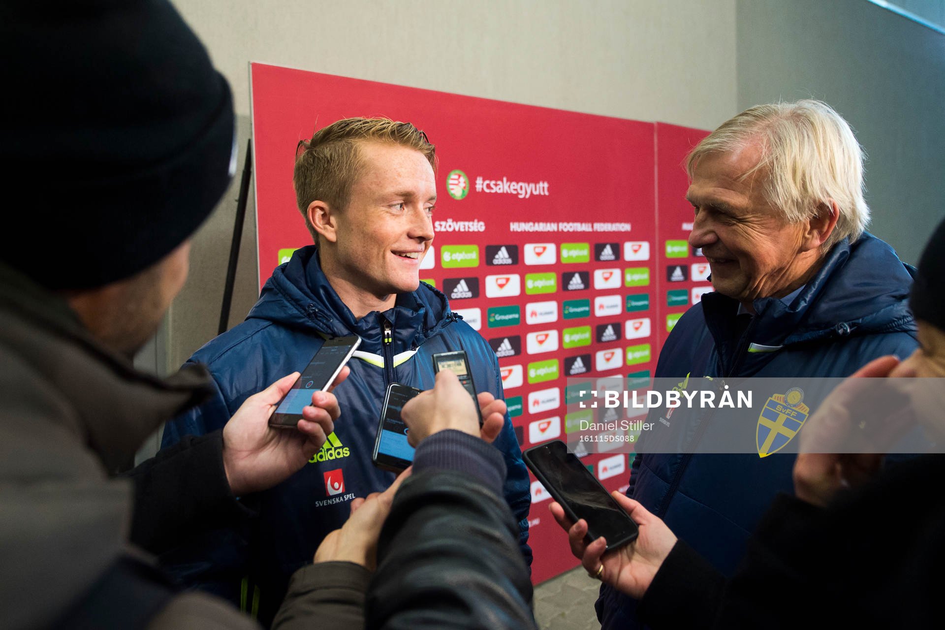 Sveriges Sam Larsson och landslagschef Lars Richt efter träningsmatchen i fotboll mellan Ungern och Sverige den 15 november 2016 i Budapest.