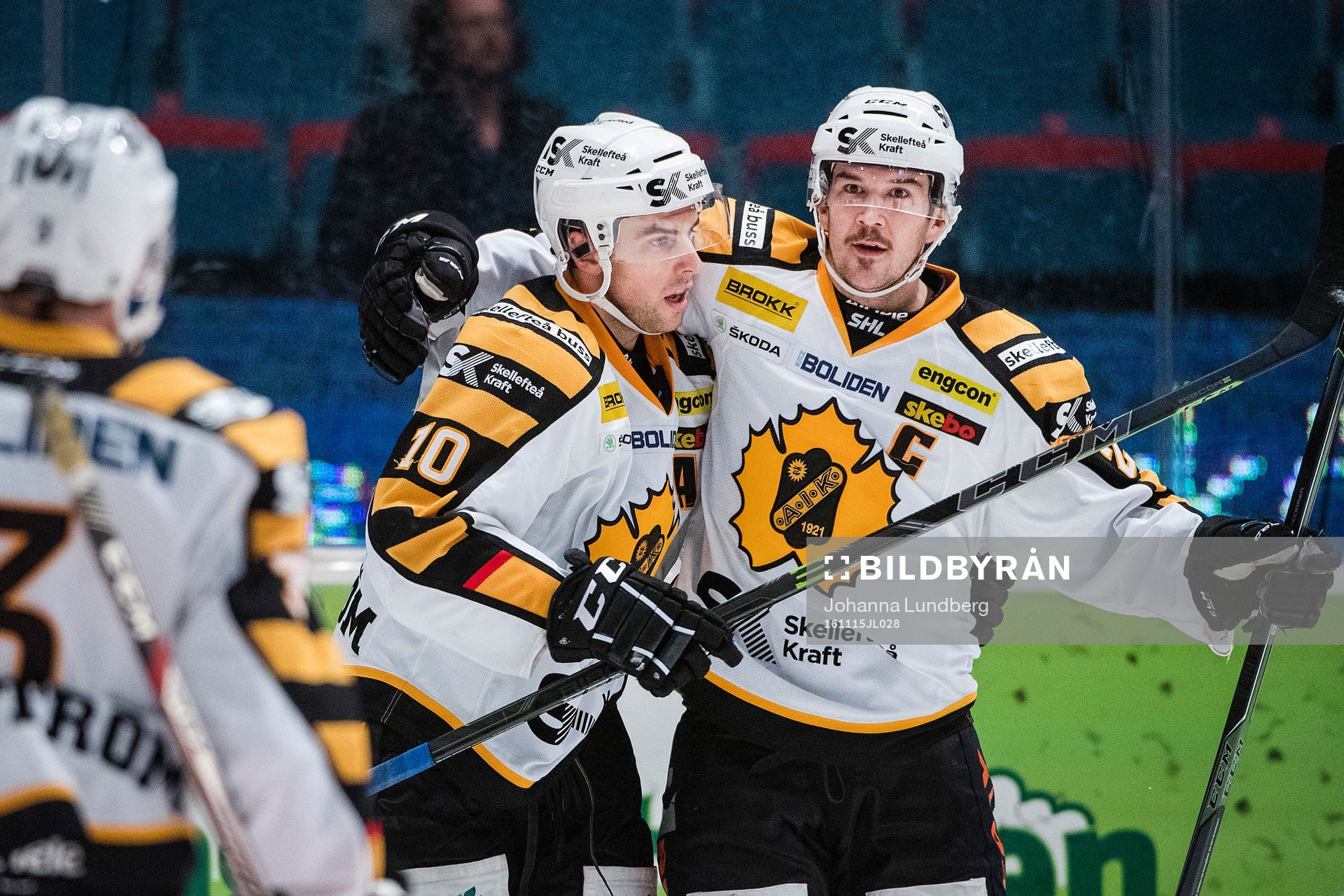 Skellefteås Jimmie Ericsson (th) gör 1-2 och jublar med