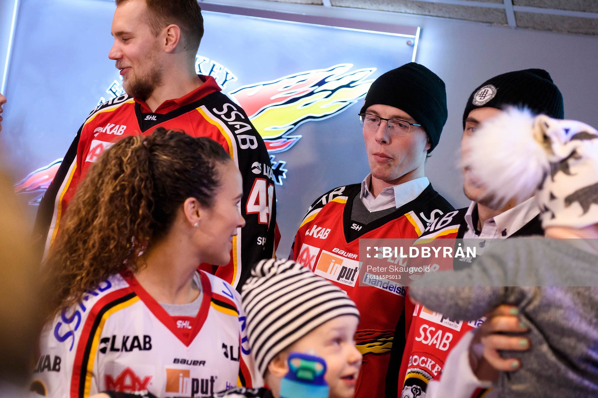 Luleås petade stjärna Tim Kennedy (m) hjälper till och