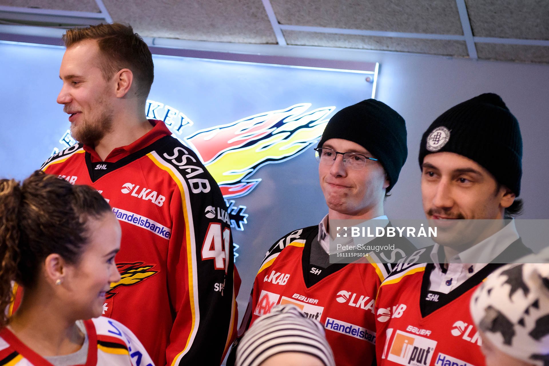 Luleås petade stjärna Tim Kennedy (m) hjälper till och