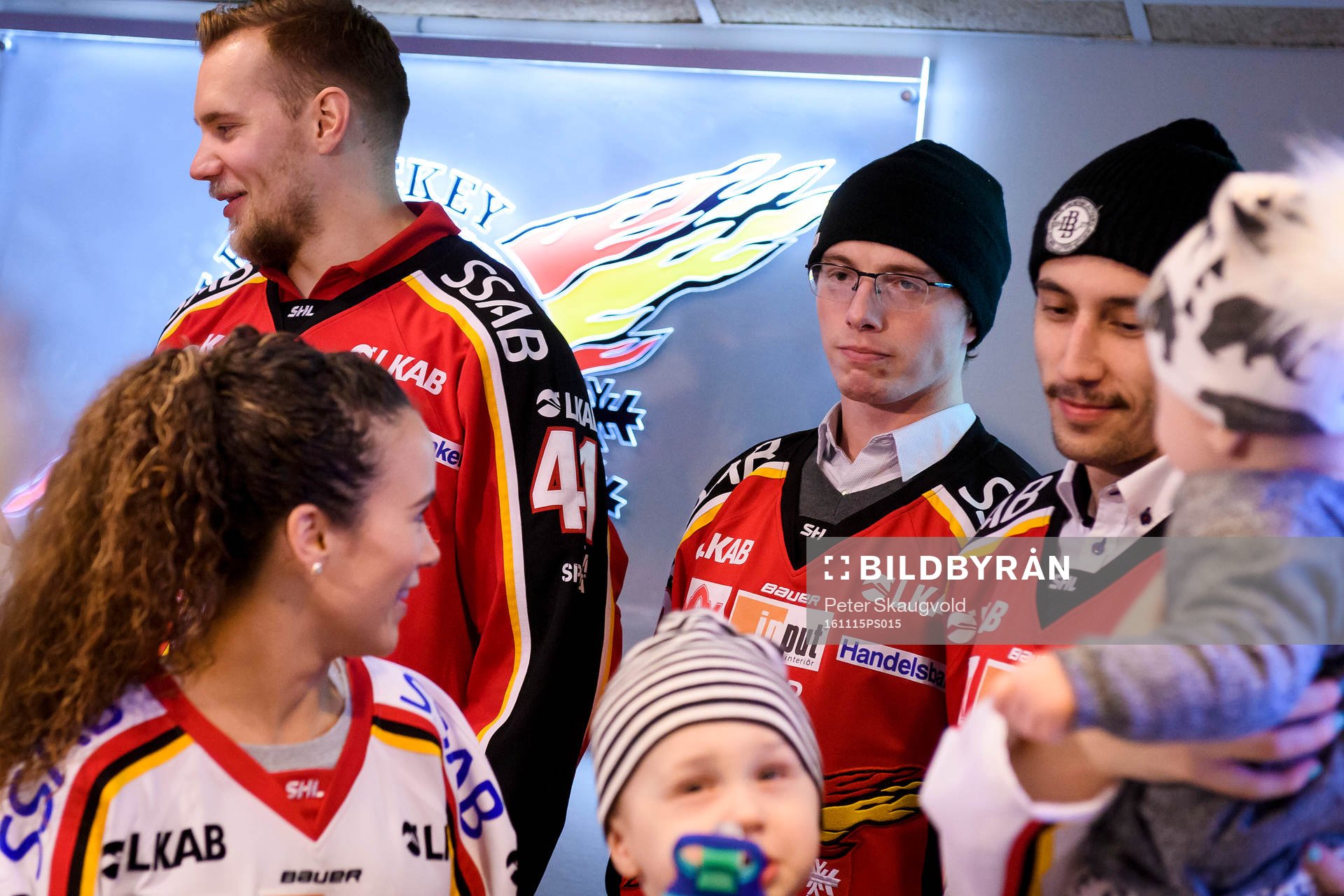 Luleås petade stjärna Tim Kennedy (m) hjälper till och