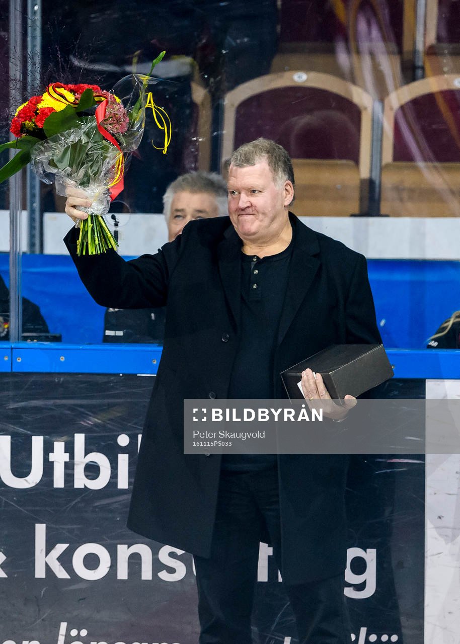 Luleås gamla spelare Lasse Lindgren får blommor