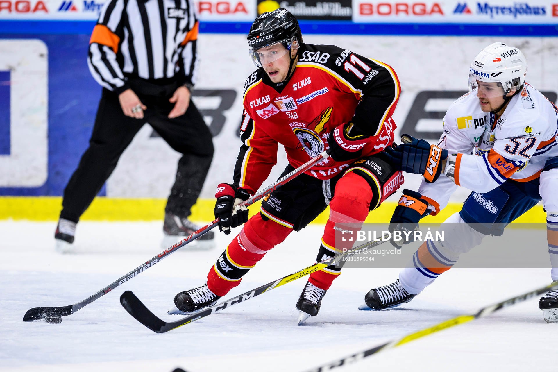 Luleås Petter Emanuelsson jagas av Växjös Arvid Lundberg