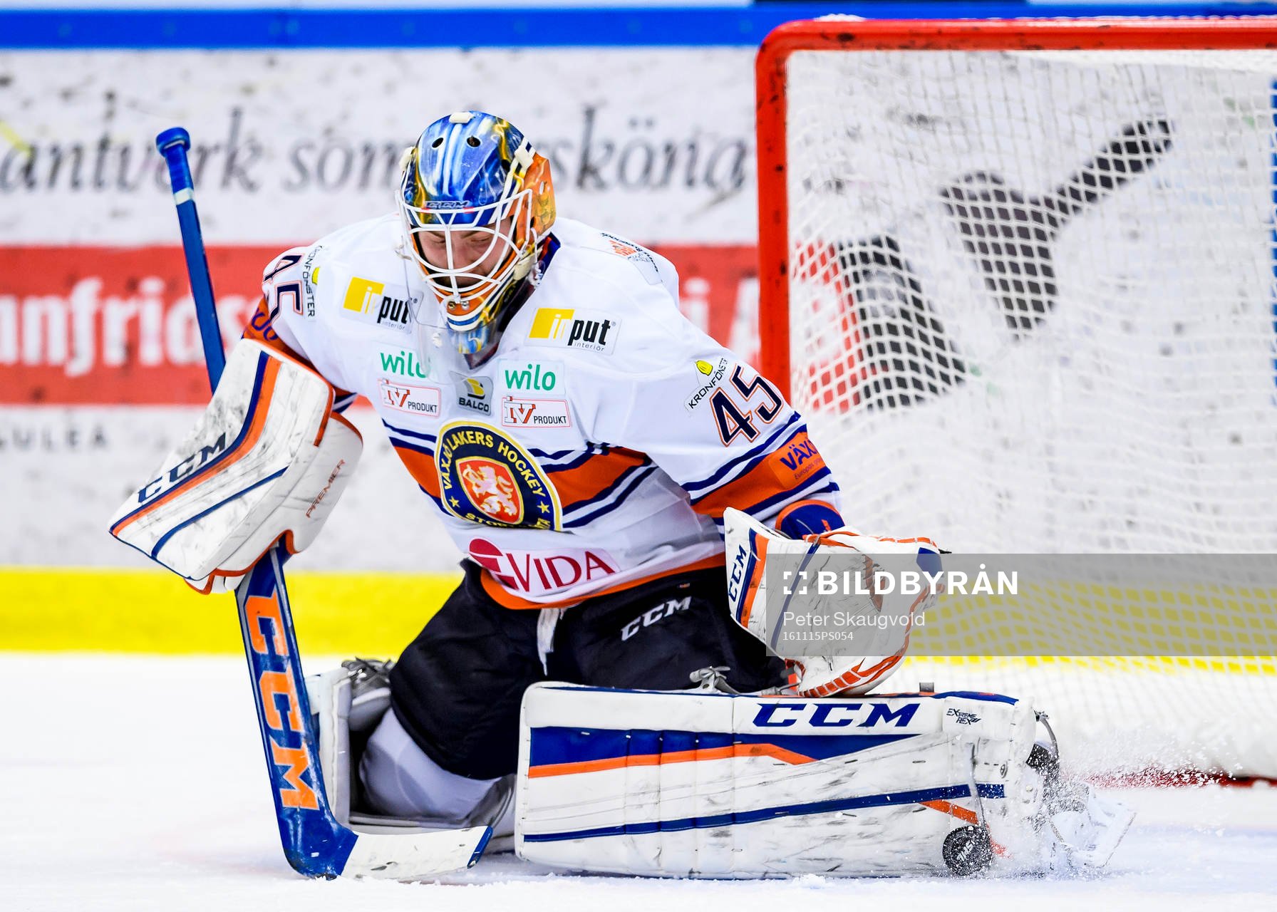 Växjös målvakt Viktor Andrén räddar ett skott