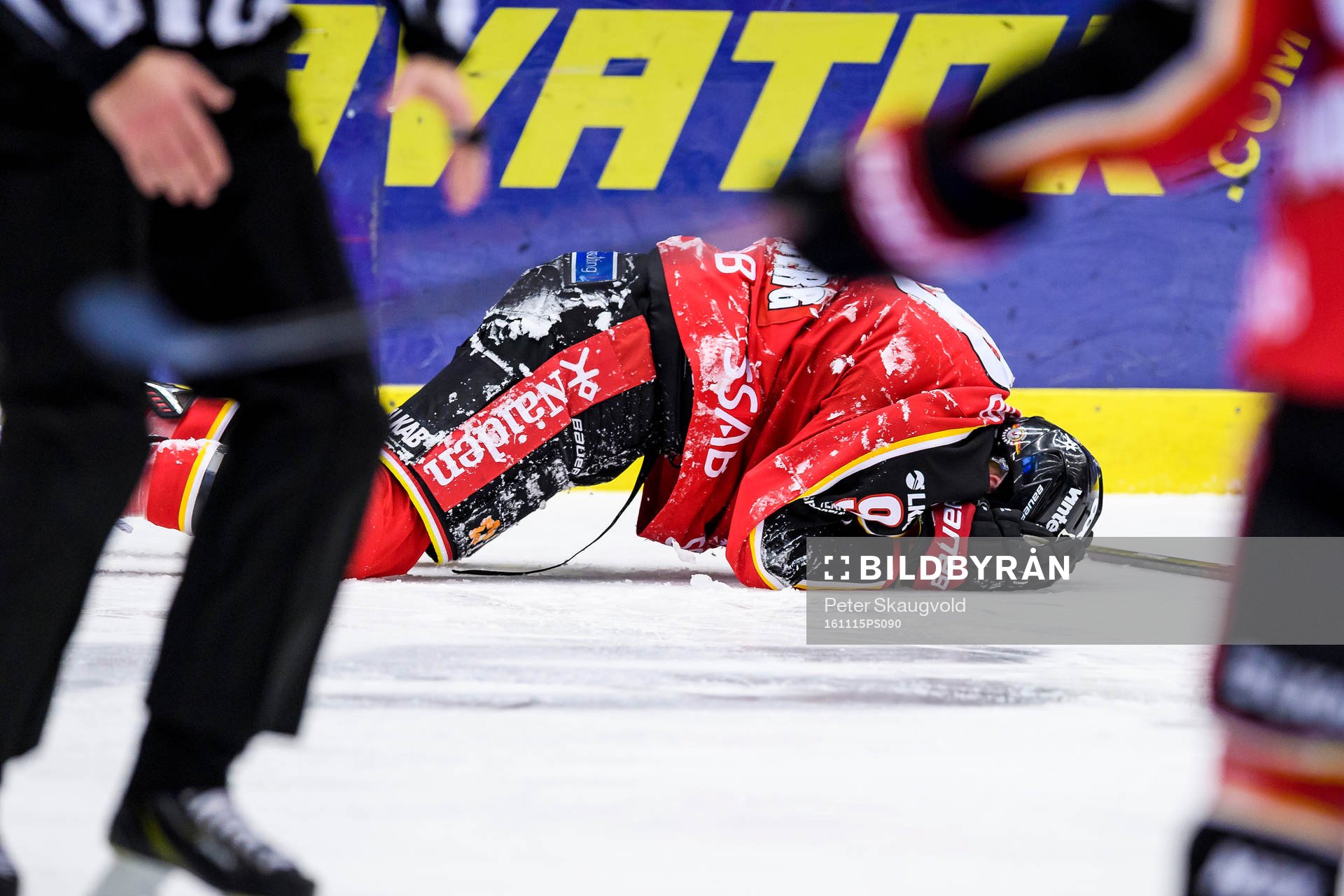 Luleås Johan Forsberg ligger på isen