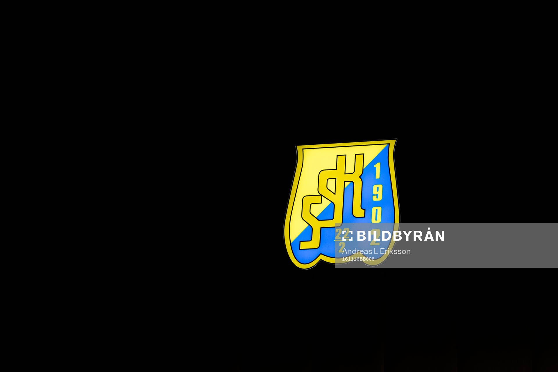 Södertäljes klubbmärke lyser i mörkret