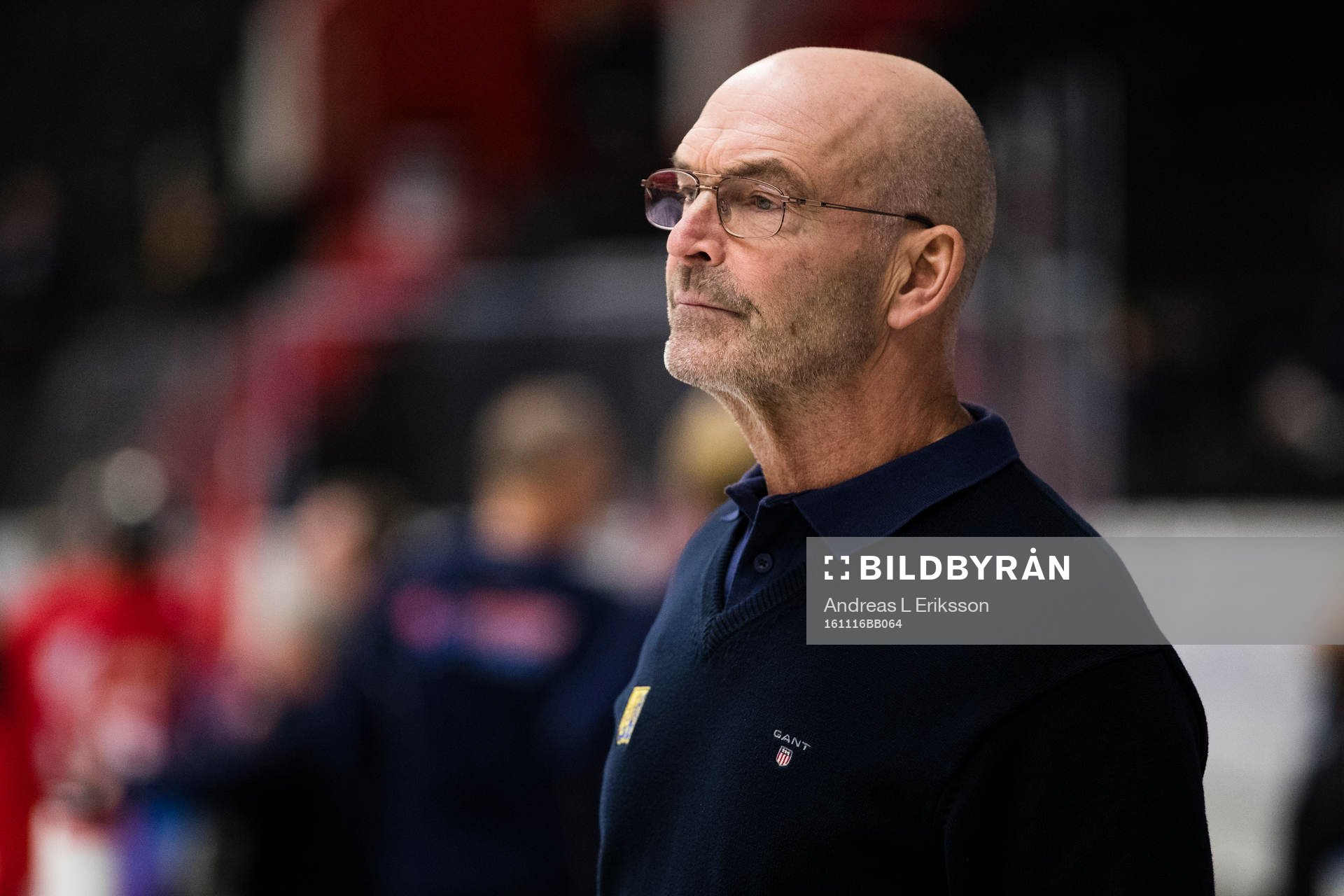 Södertäljes tränare Mats Waltin följer uppvärmningen