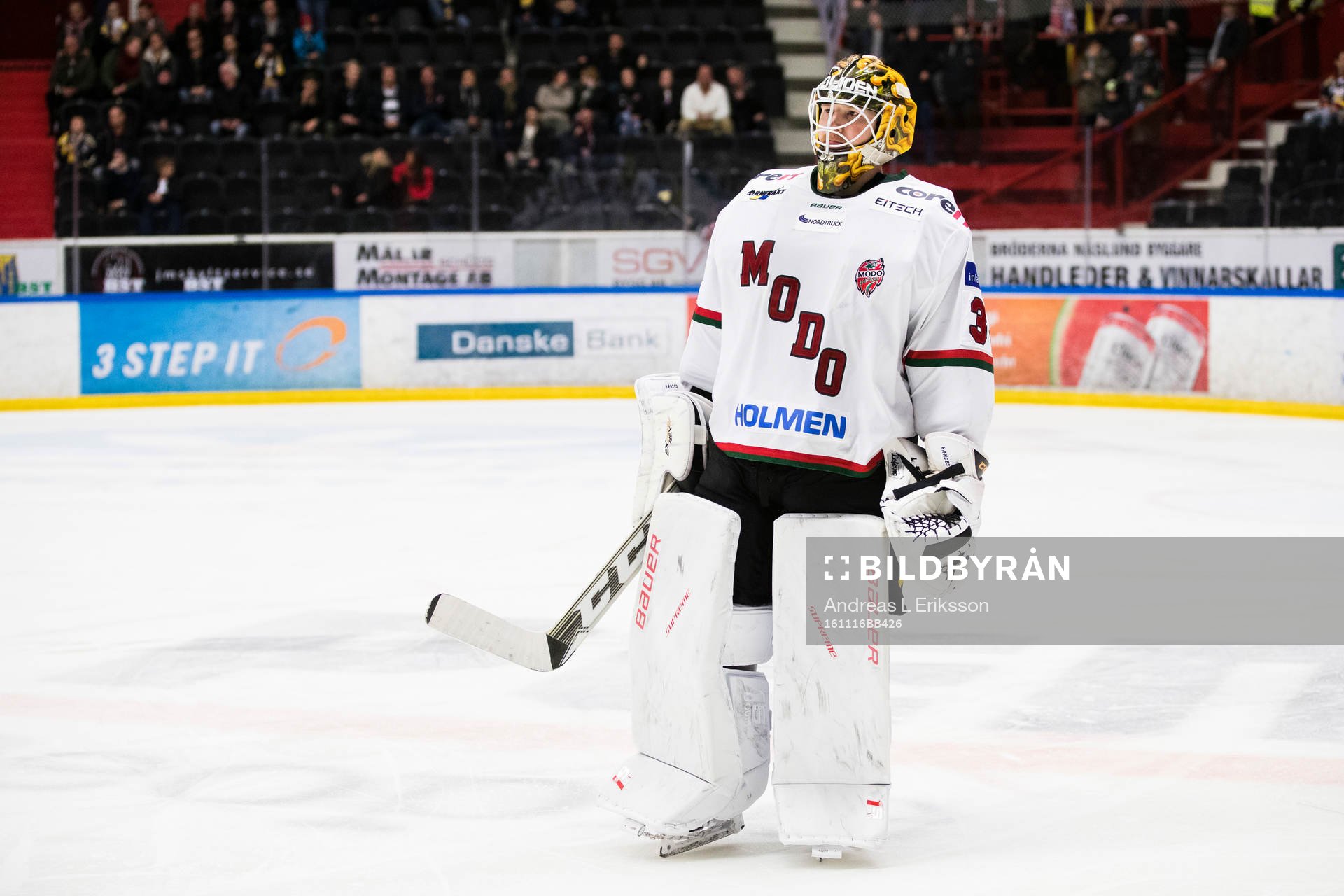 Modos målvakt Erik Hanses ser deppig ut när han blir