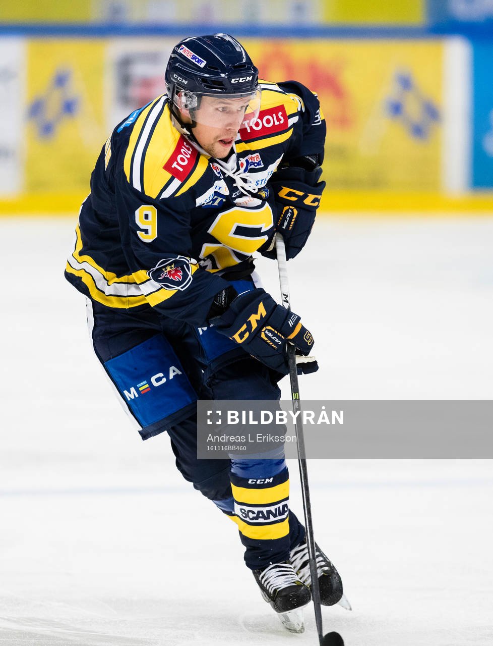 Södertäljes Victor Andersson med pucken