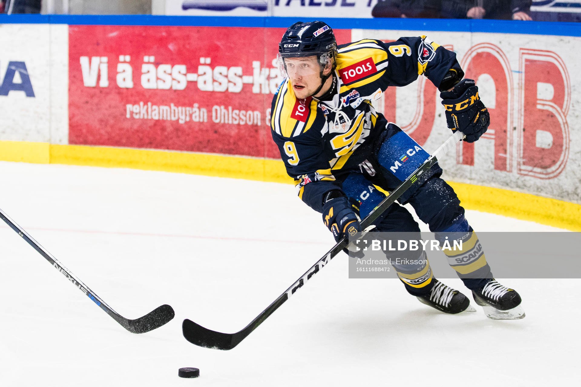 Södertäljes Victor Andersson med pucken