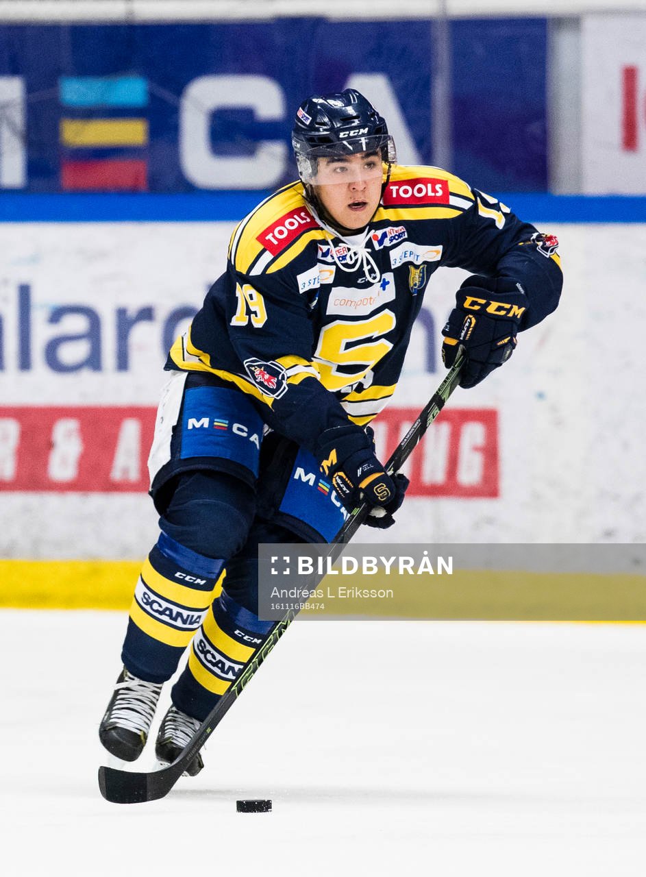Södertäljes Lucas Carlsson med pucken
