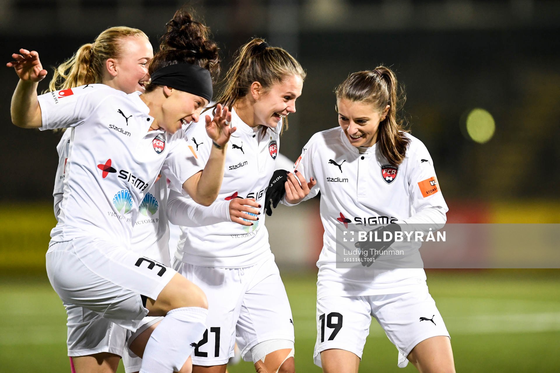 Rosengårds Ella Masar (tv) jublar med Lieke Martens och