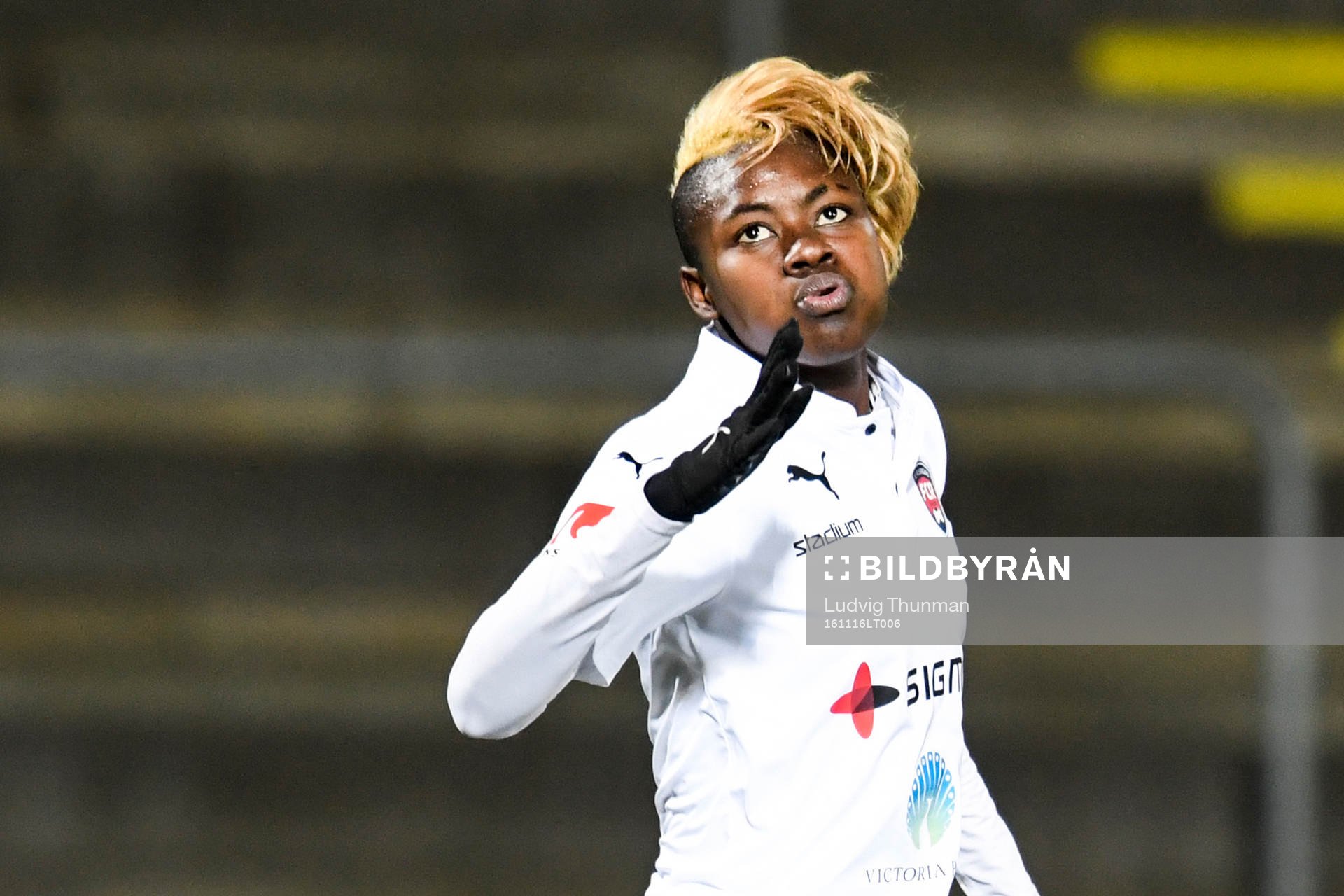 Rosengårds Gaëlle Enganamouit jublar efter sitt 2-0 mål under fotbollsmatchen i Champions League mellan Rosengård och Slavia Prag den 16 november 2016 i Malmö.