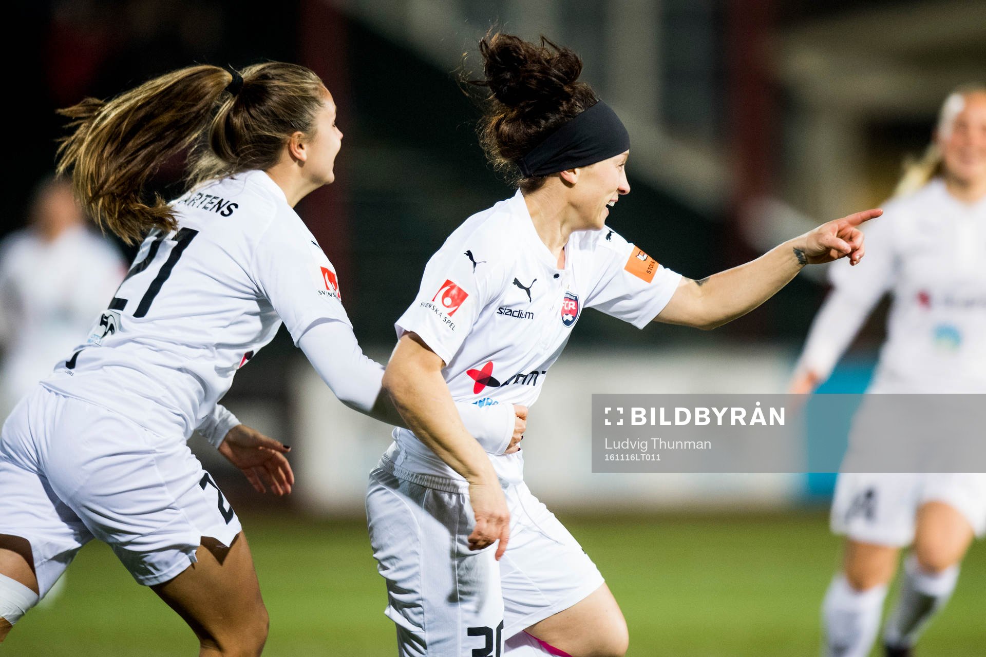 Rosengårds Ella Masar jublar med Lieke Martens