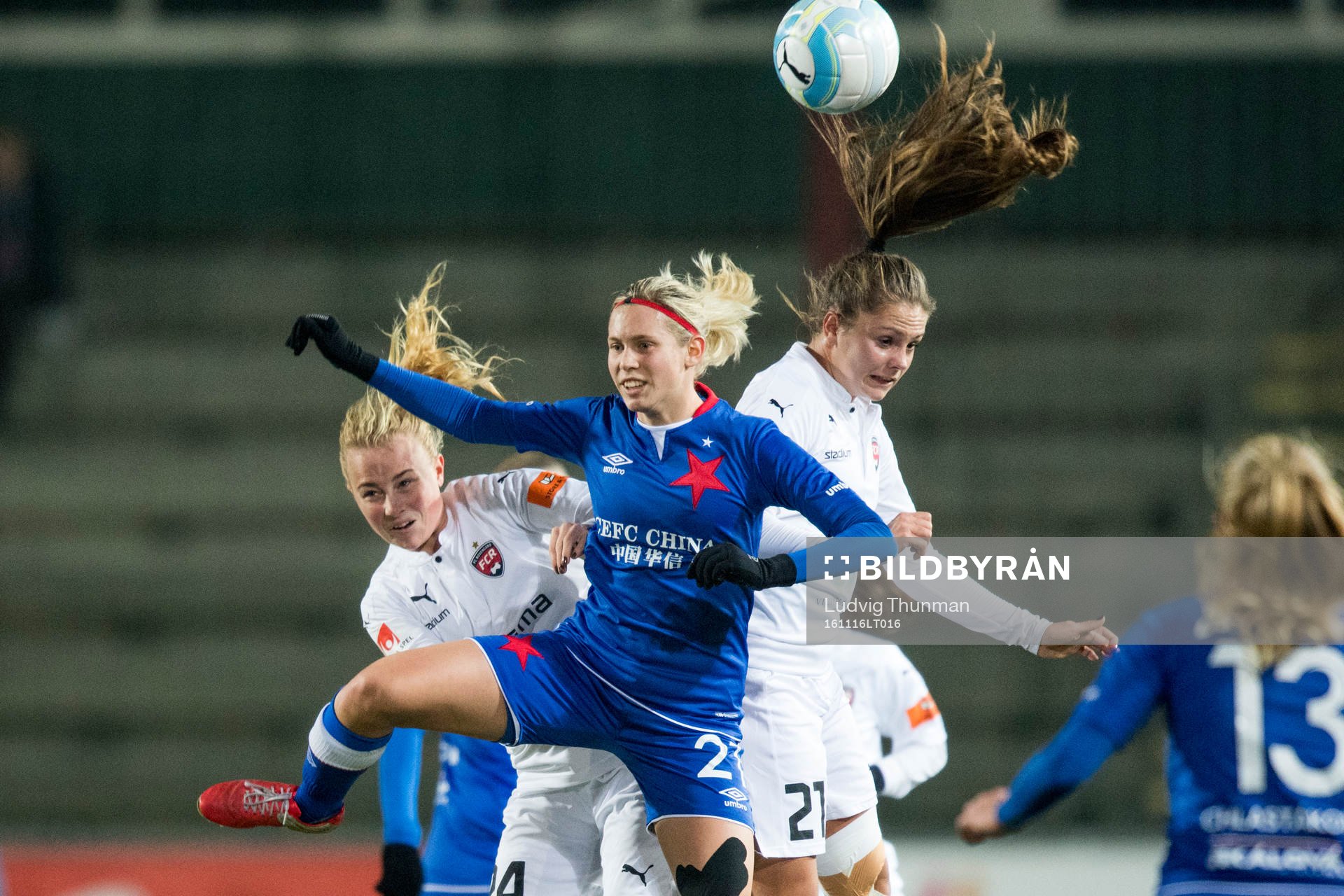 Rosengårds Ebba Wieder och Lieke Martens i kamp om bollen med Slavia Prag Tereza Kozarova under fotbollsmatchen i Champions League mellan Rosengård och Slavia Prag den 16 november 2016 i Malmö.
