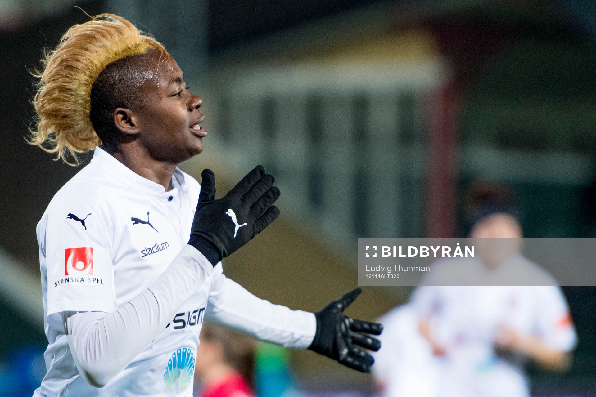 Rosengårds Gaëlle Enganamouit jublar efter hon gjort 3-0 under fotbollsmatchen i Champions League mellan Rosengård och Slavia Prag den 16 november 2016 i Malmö.