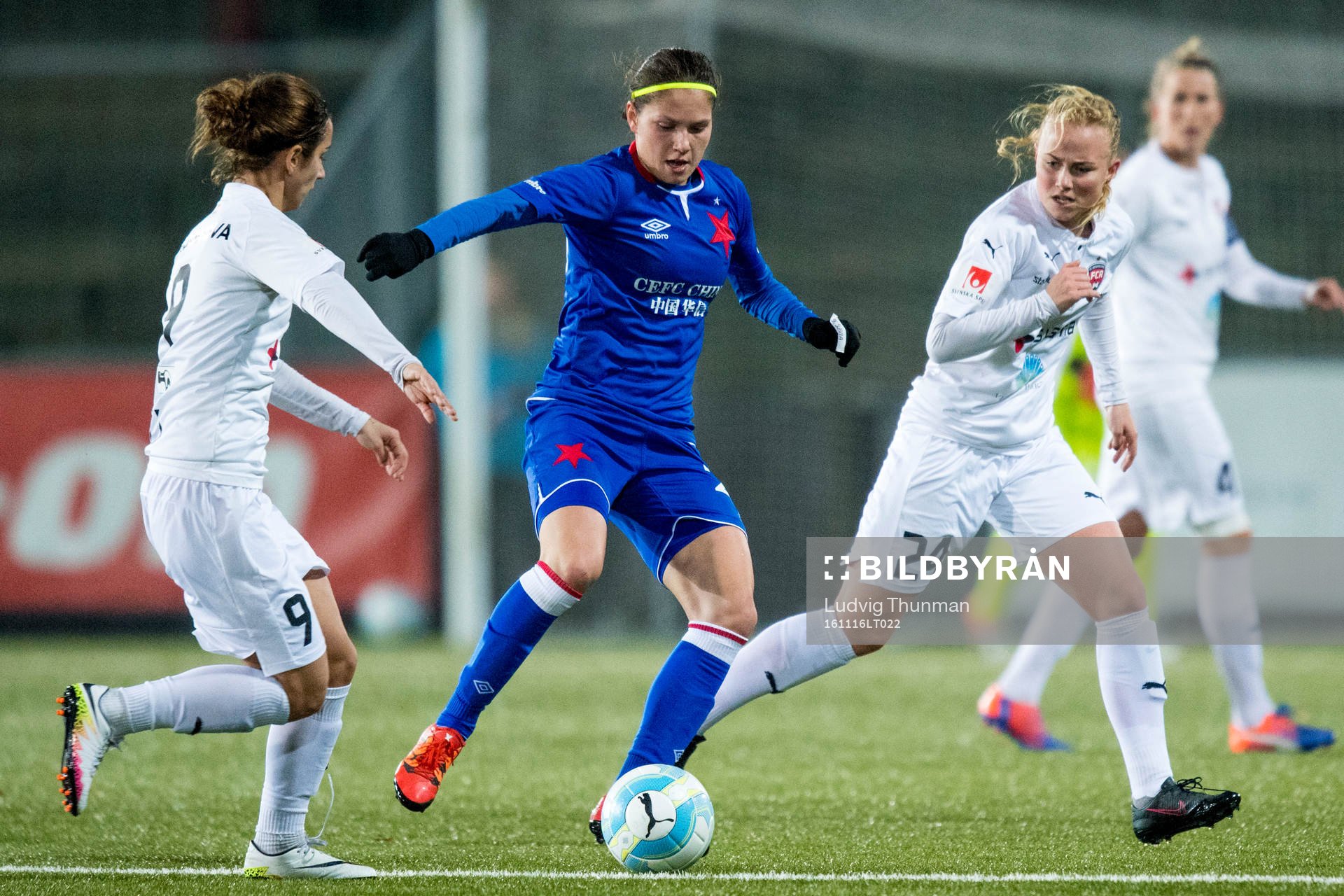Rosengårds Natasa Andonova och Ebba Wieder bevakar Slavia