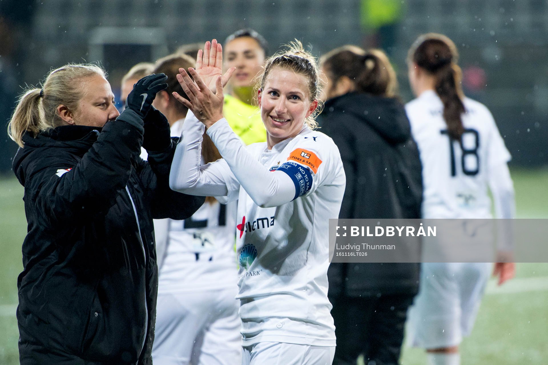 Rosengårds Emma Berglund tackar publiken efter fotbollsmatchen i Champions League mellan Rosengård och Slavia Prag den 16 november 2016 i Malmö.