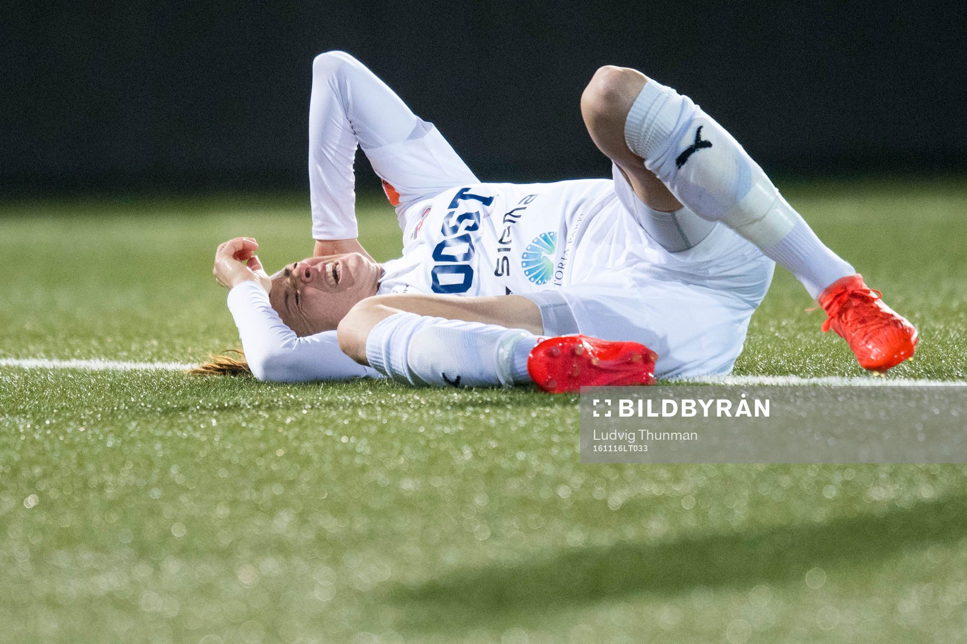 Rosengårds Lotta Schelin tar sig för huvudet efter en kollision under fotbollsmatchen i Champions League mellan Rosengård och Slavia Prag den 16 november 2016 i Malmö.