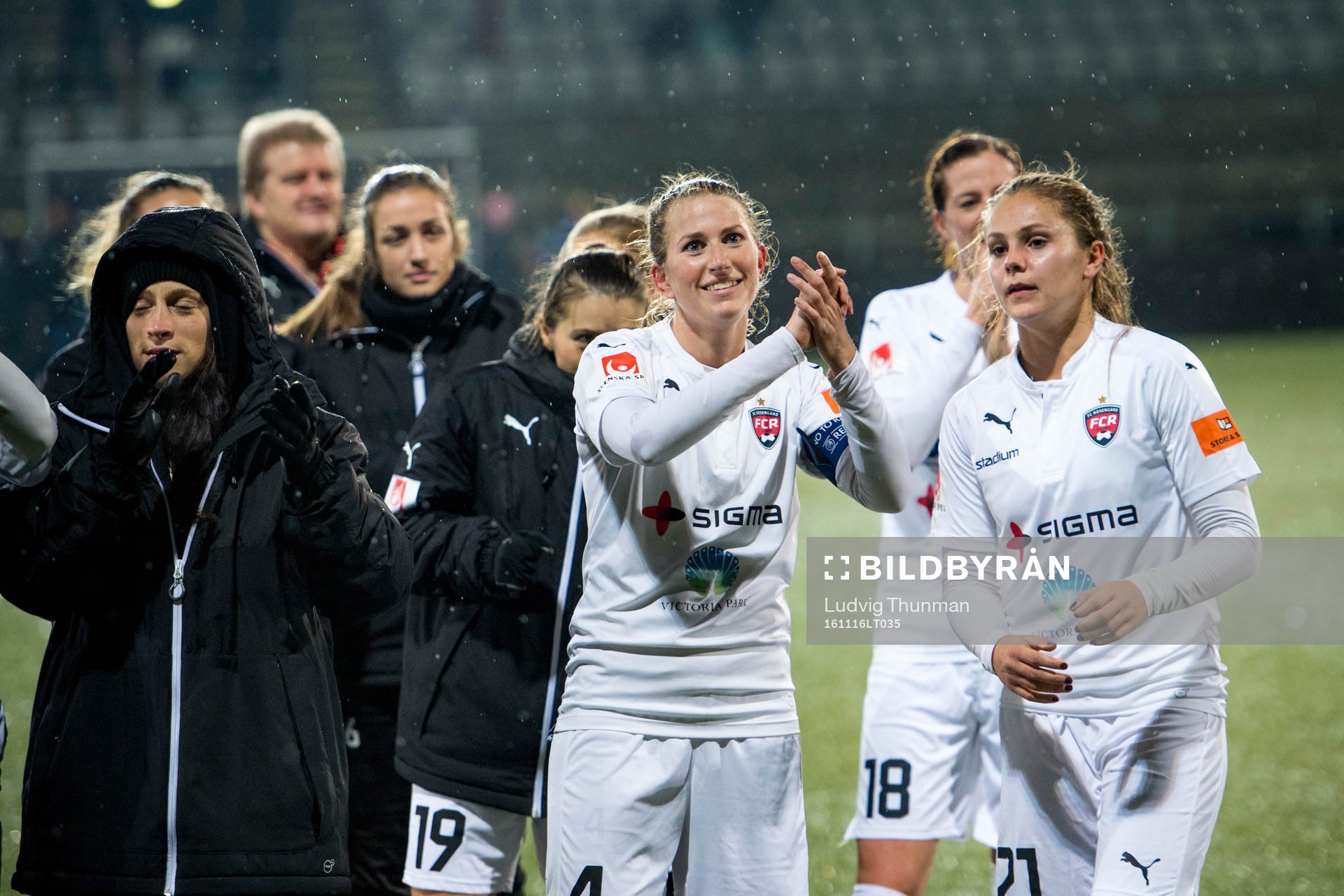 Rosengårds Emma Berglund med lagkamrater tackar publiken efter fotbollsmatchen i Champions League mellan Rosengård och Slavia Prag den 16 november 2016 i Malmö.