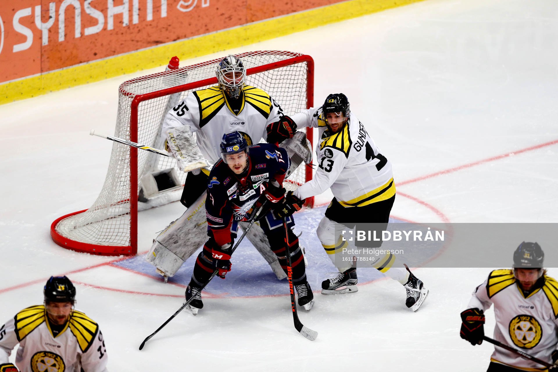 Linköpings Andrew Gordon framför Brynäs målvakt David