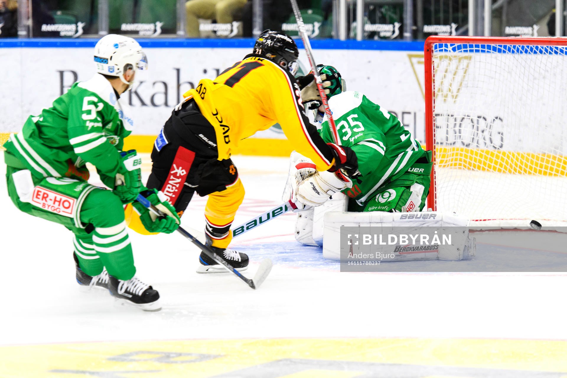 Luleås Bill Sweatt gör 0-1 bakom Rögles målvakt Oscar