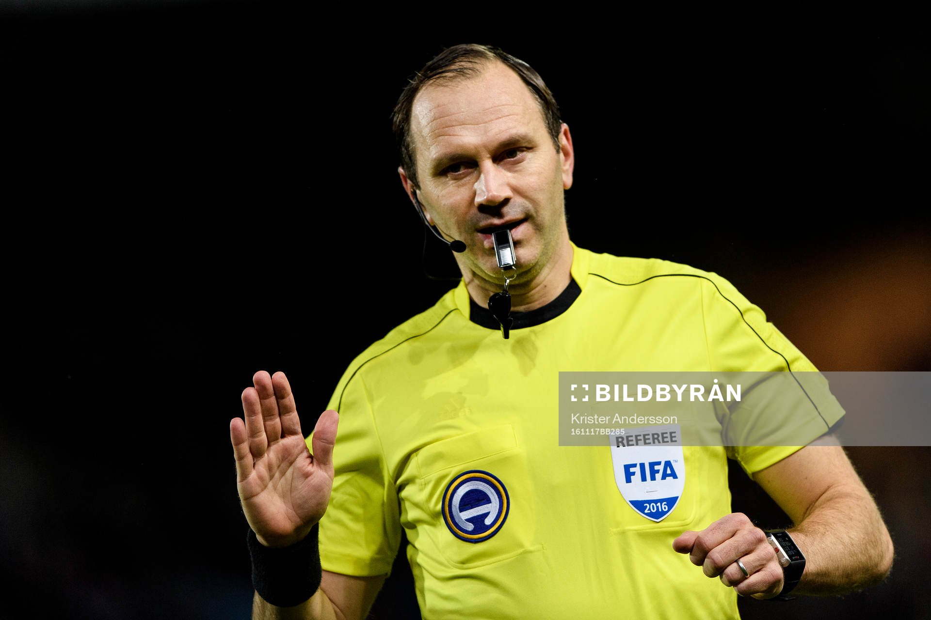 Domare Jonas Erikssonunder fotbollsmatchen i kvalet till