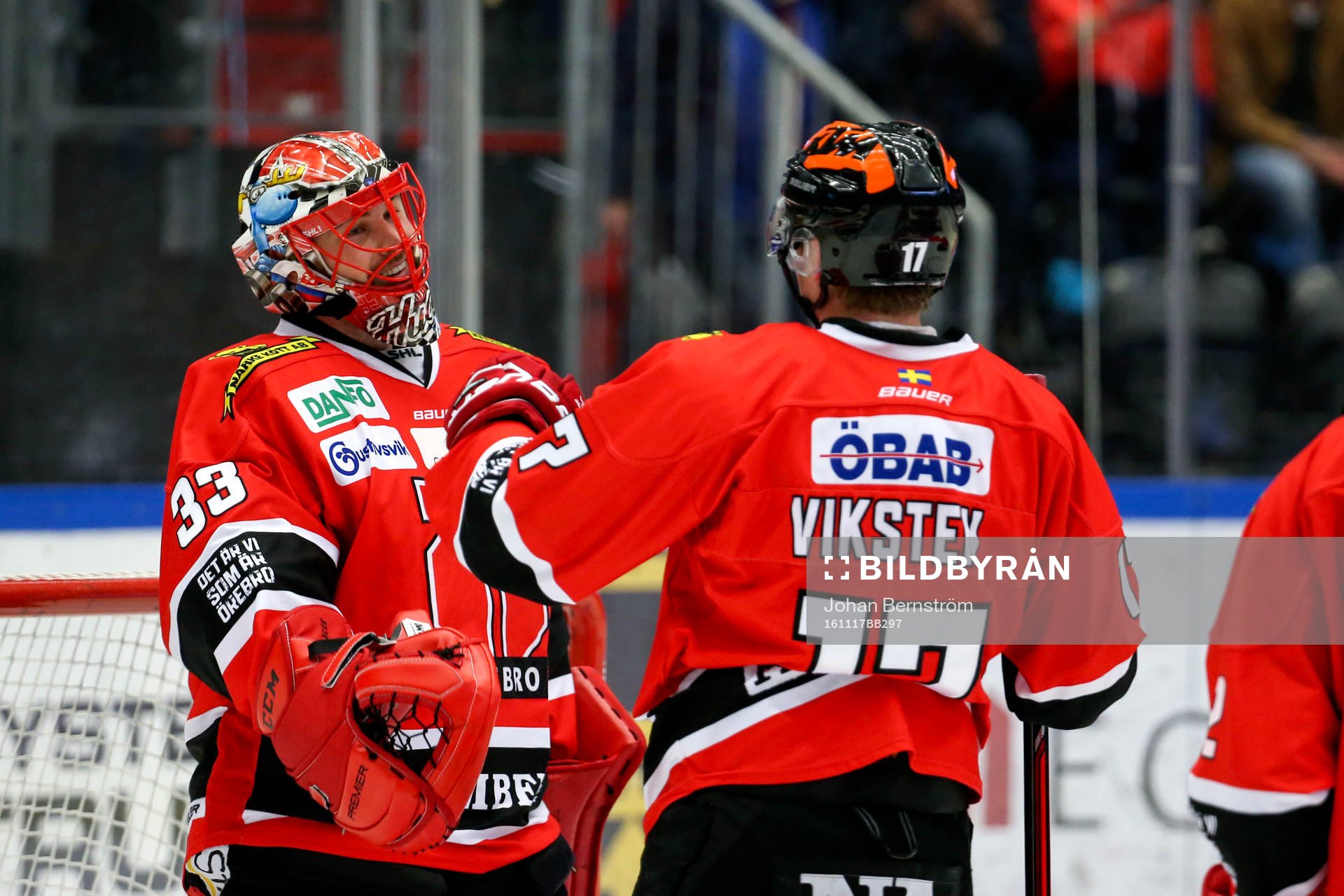 Örebros målvakt Julius Hudacek och Daniel Viksten jublar