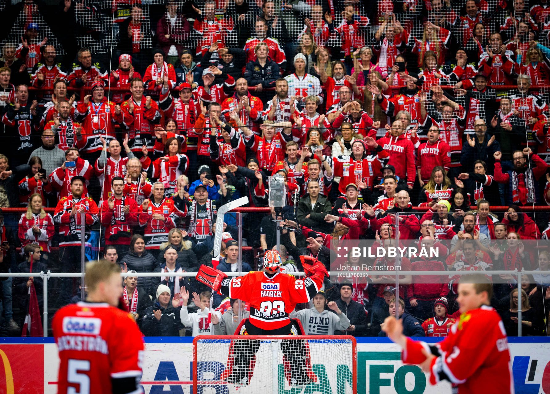 Örebros målvakt Julius Hudacek jublar med fansen