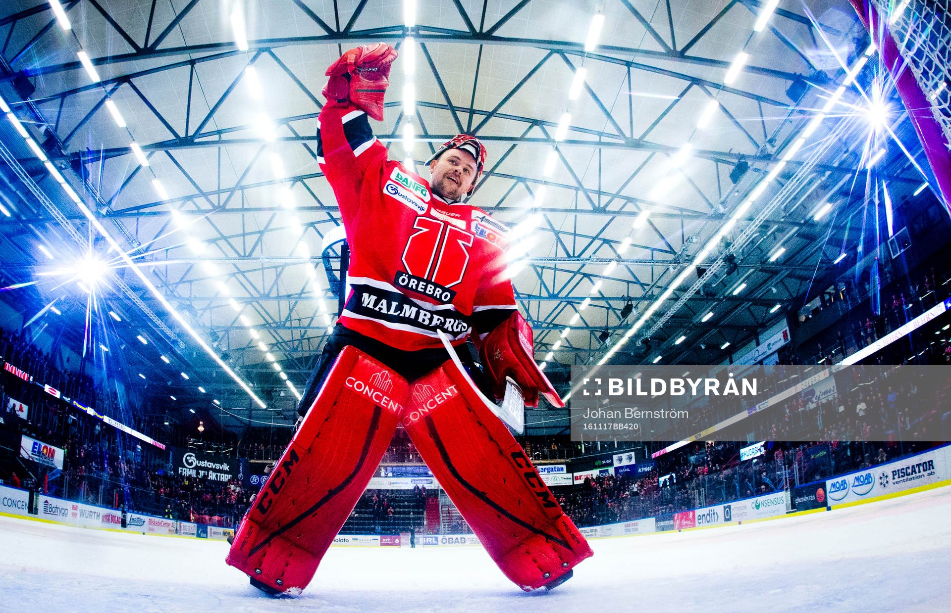 Örebros målvakt Julius Hudacek jublar