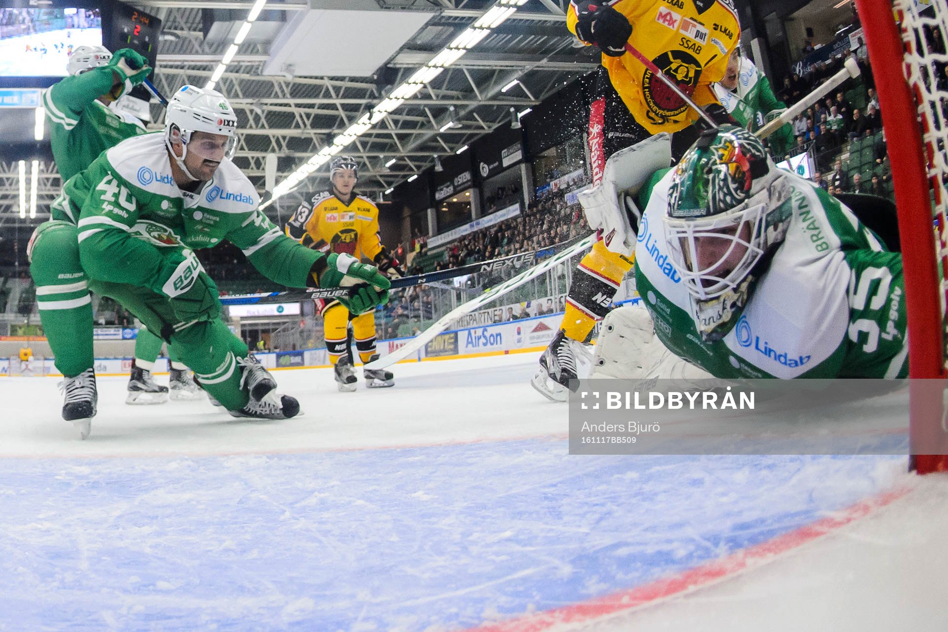 Rögles Kevin Marshall och målvakt Oscar Dansk