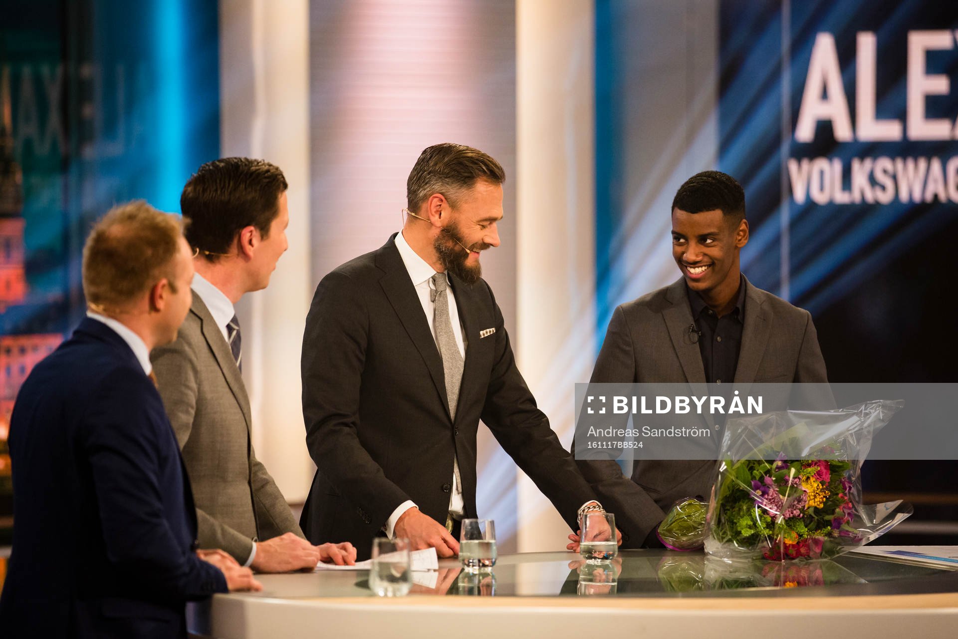 AIK's Alexander Isak tar emot pris för bästa nykomling i