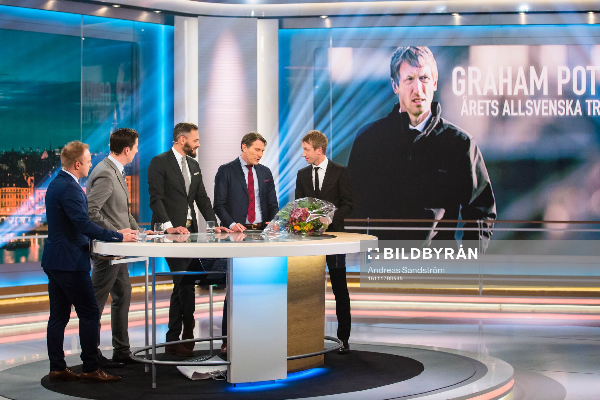 Graham Potter, Östersund (h) samtalar med Cmores Anders Andersson (v), Jonas Dahlquist, Olof Lundh och U21 förbundskapten Håkan Ericsson efter att ha mottagit pris som Årets Allsvenska tränare 2016 under Cmores TV-gala Allsvenskans Stora Pris den 17 November 2016 i Stockholm.