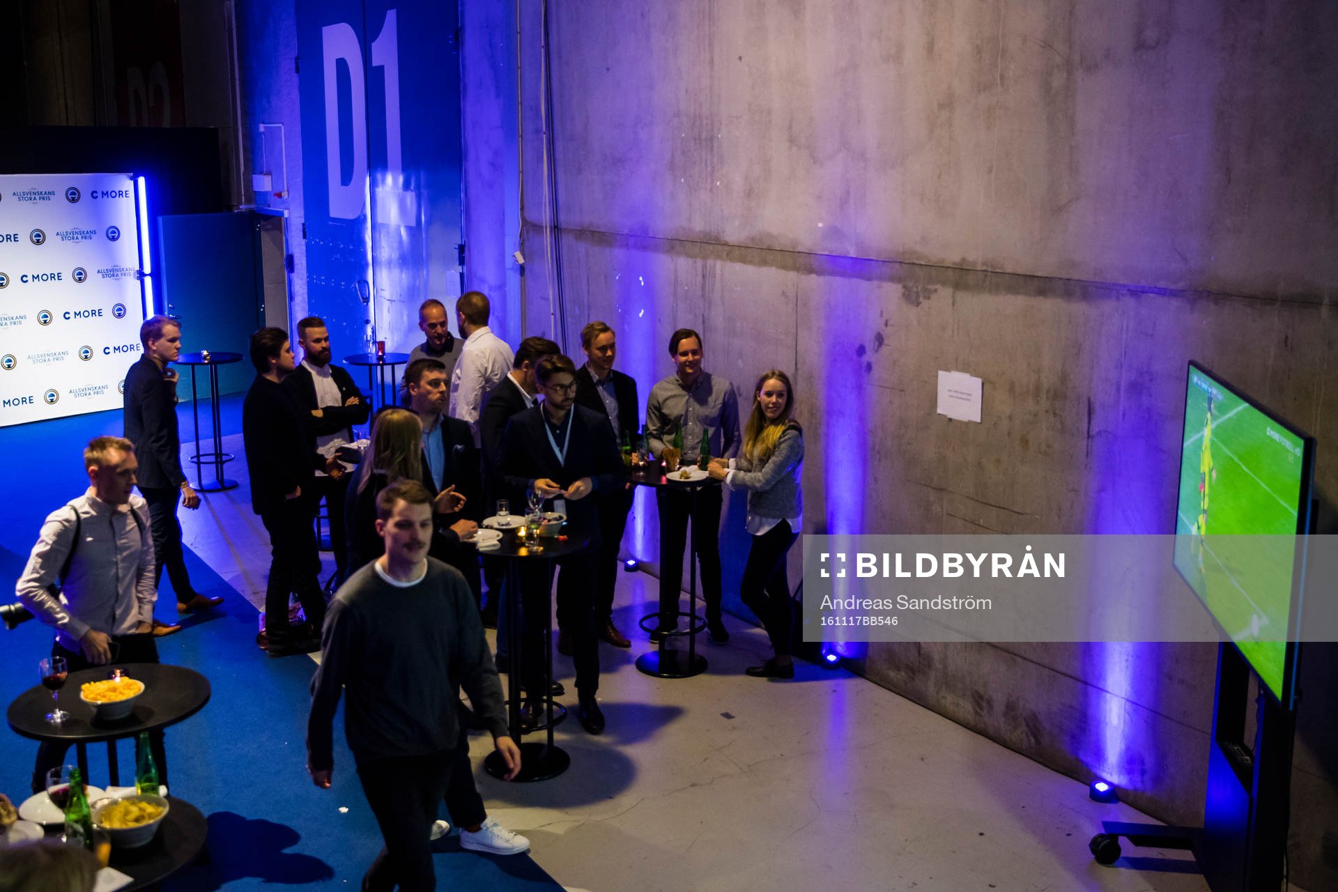 Gäster ser på fotboll utanför studion Cmores TV-gala