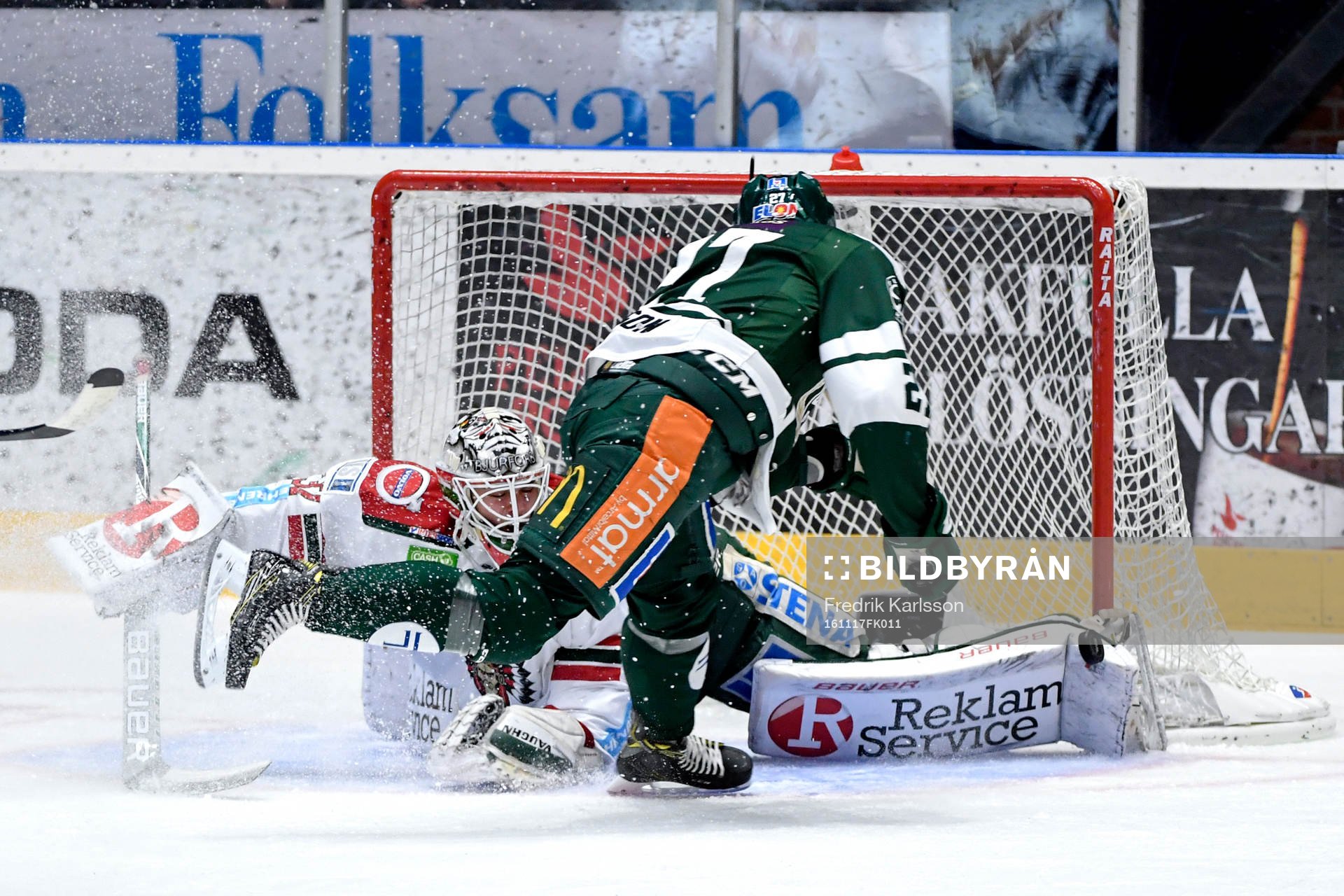 Färjestads John Persson och Frölundas målvakt Johan