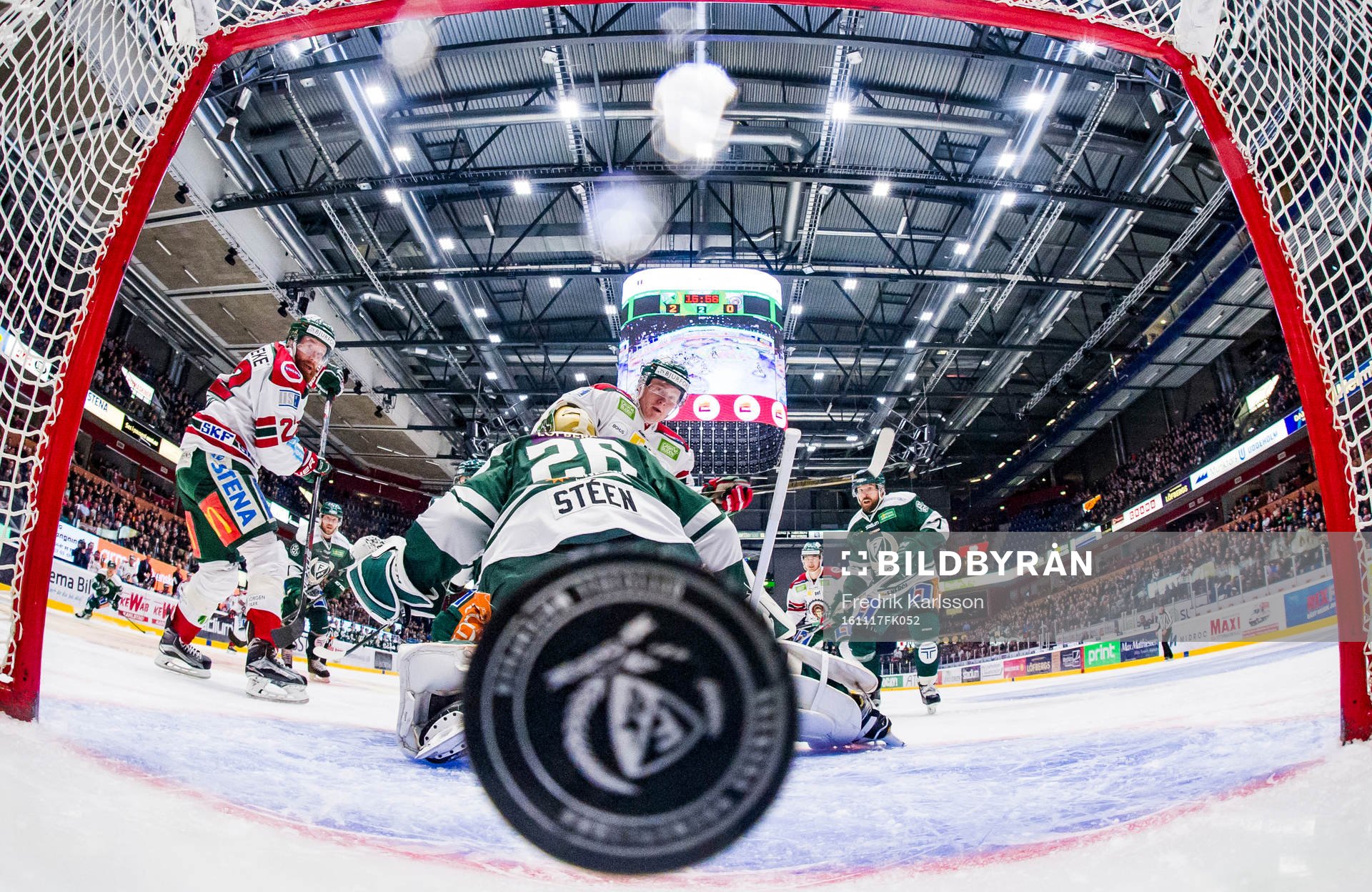Frölundas Robin Figren jublar när Carl Grundström gör