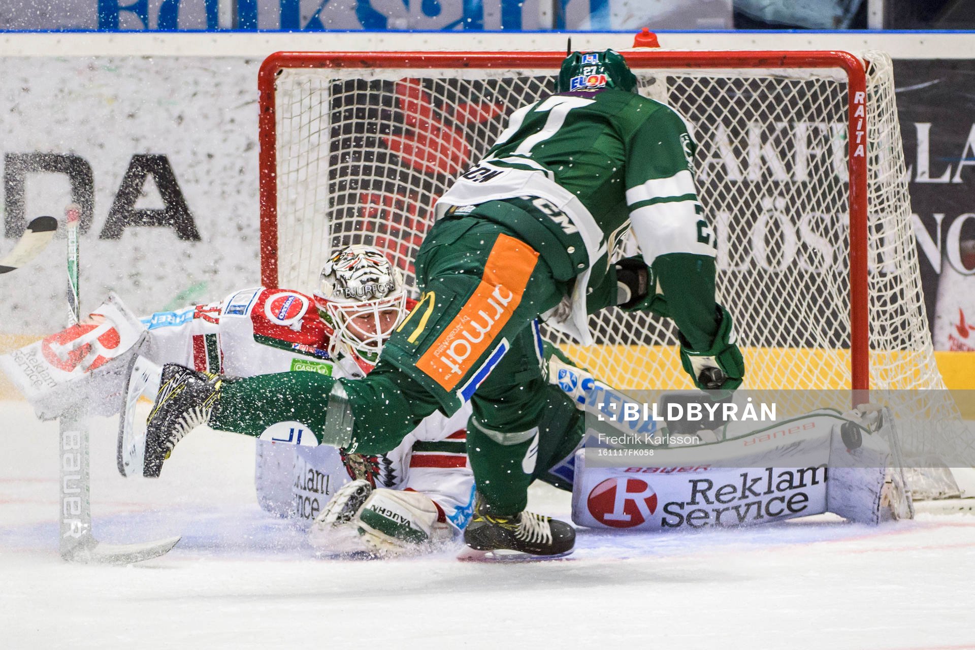 Frölundas målvakt Johan Gustafsson och Färjestads John