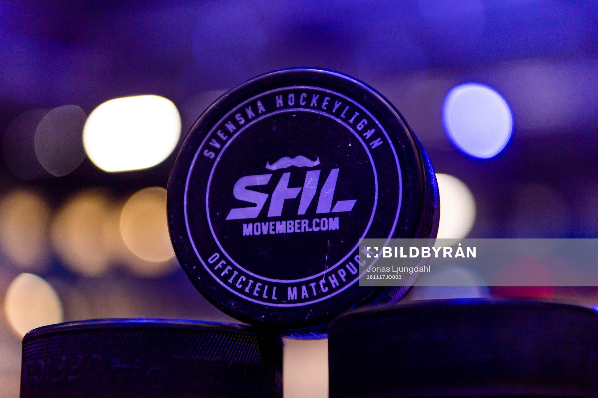 Matchpuck med movember logo före ishockeymatchen i SHL