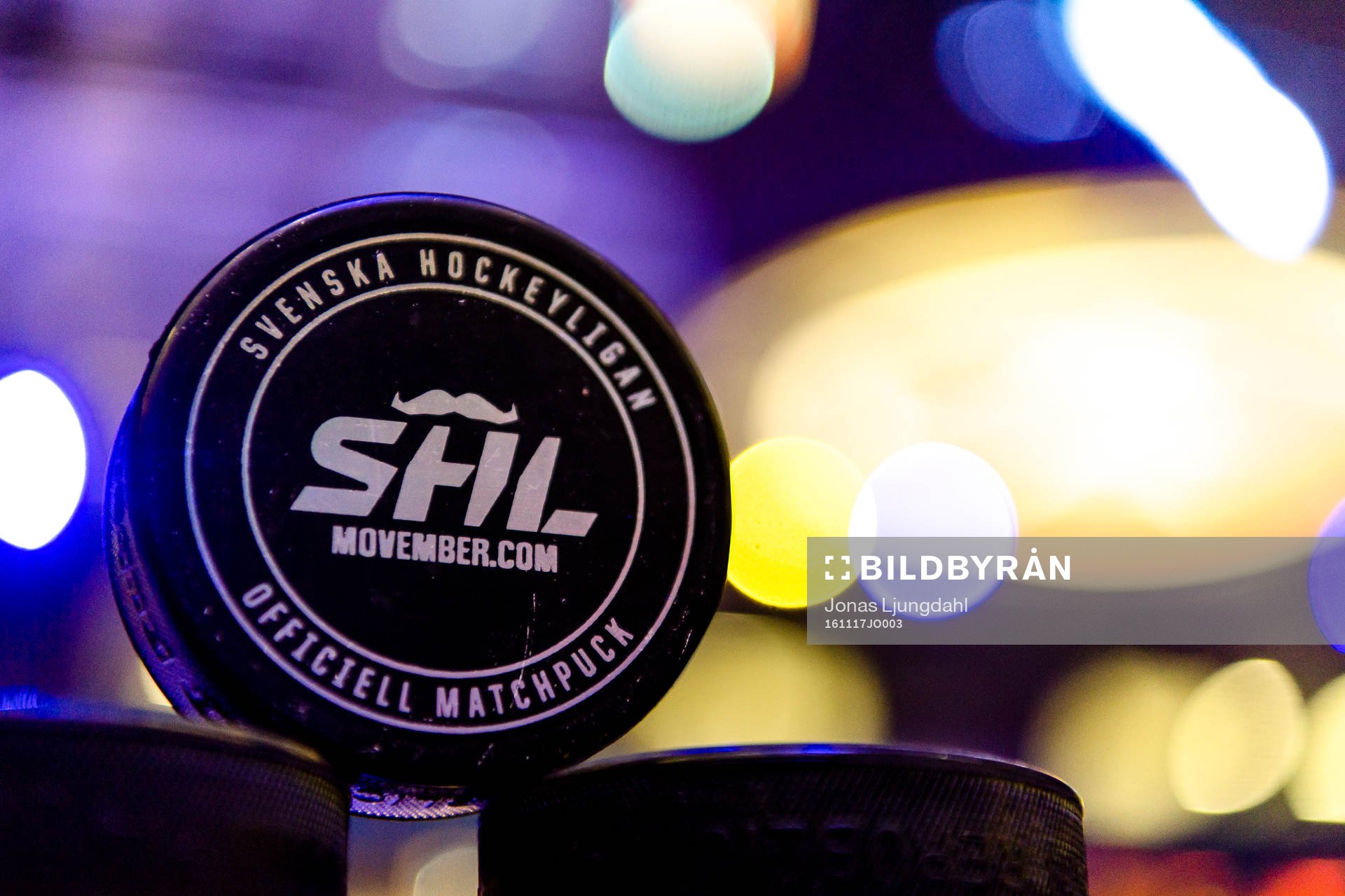 Matchpuck med movember logo före ishockeymatchen i SHL