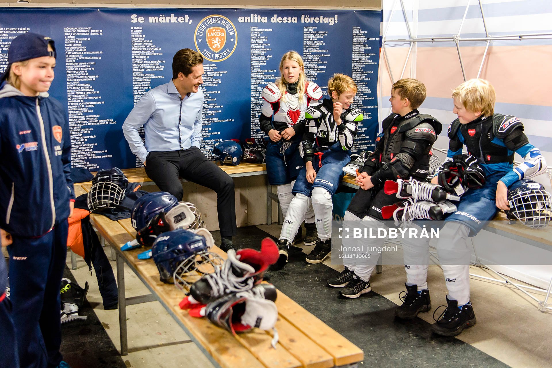 Växjös tränare Sam Hallam pratar med fanbärare före