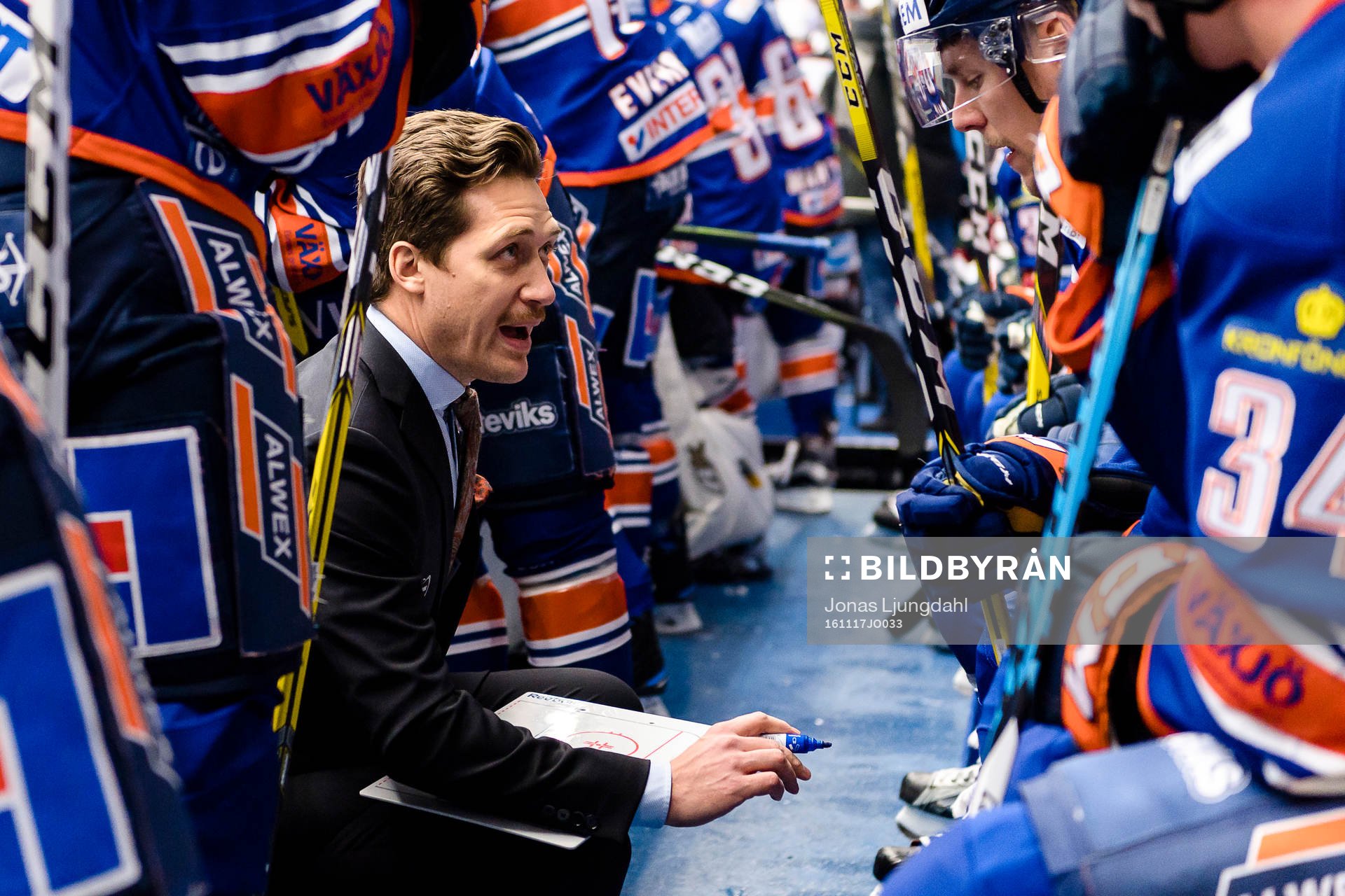 Växjös tränare Sam Hallam pratar med spelarna