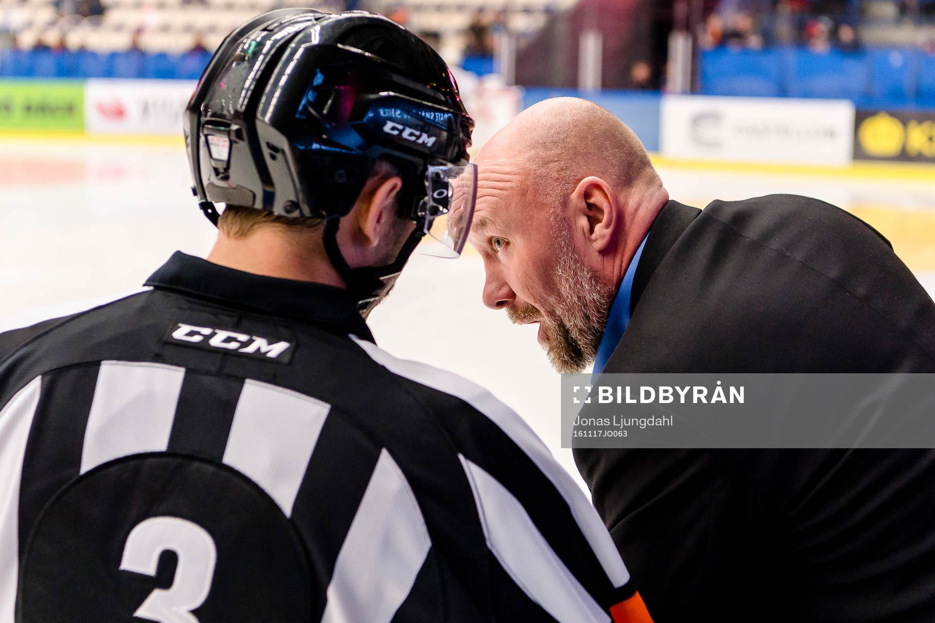 Malmö Redhawks tränare Peter Andersson pratar med Domare