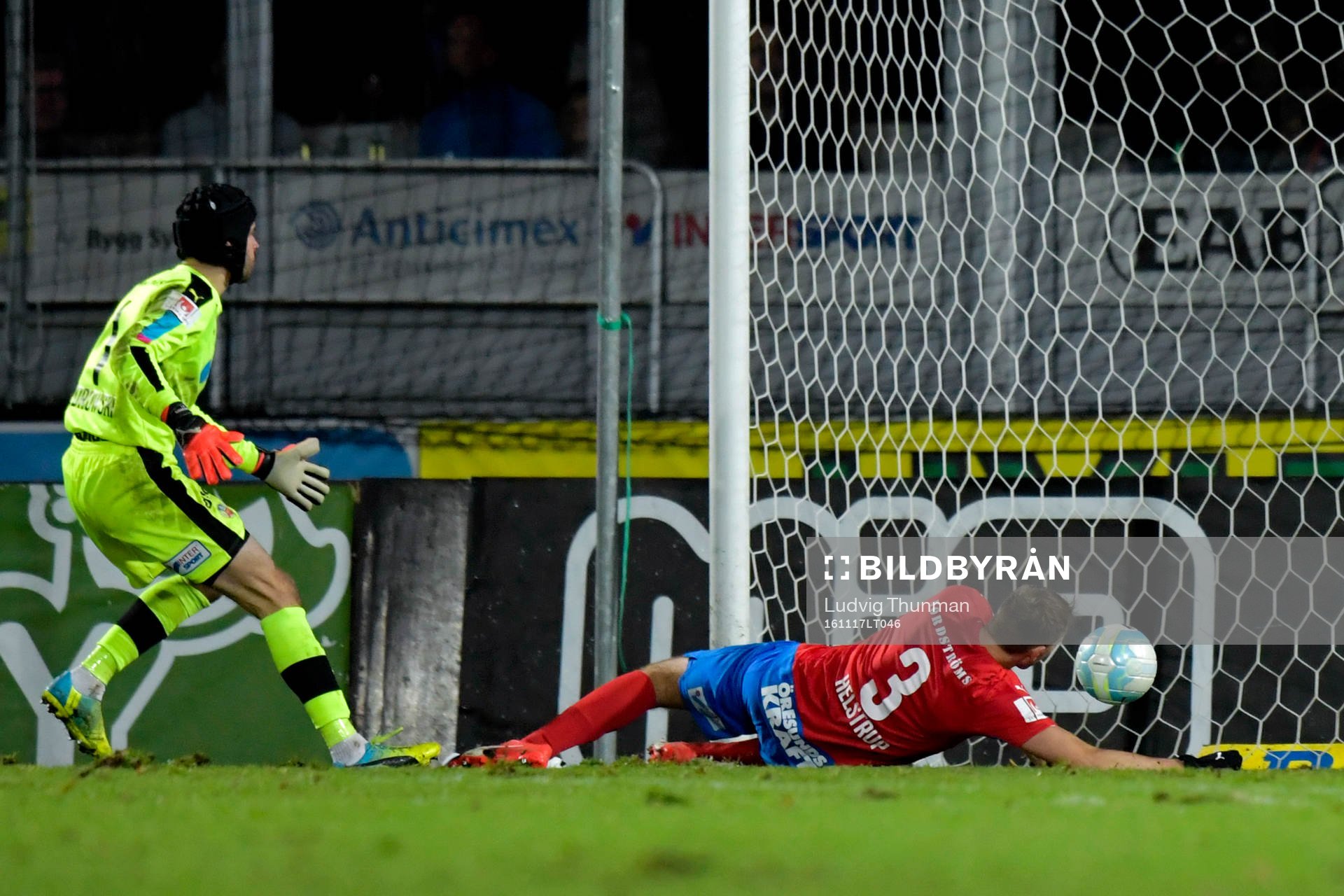 Helsingborgs målvakt Matt Pyzdrowski och Frederik Helstrup