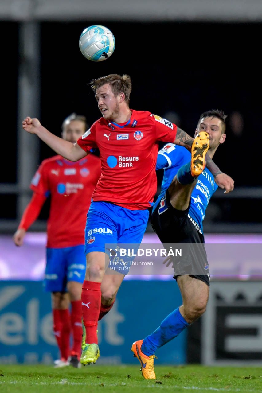 Helsingborgs Alexander Achinioti-Jönsson och Halmstads Ivo Pekalski under fotbollsmatchen i kvalet till Allsvenskan mellan Halmstad och Helsingborg den 17 november 2016 i Halmstad.