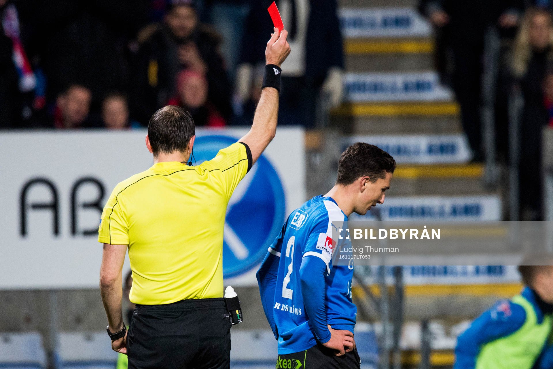 Halmstads Adnan Kojic får rött kort av domare Jonas