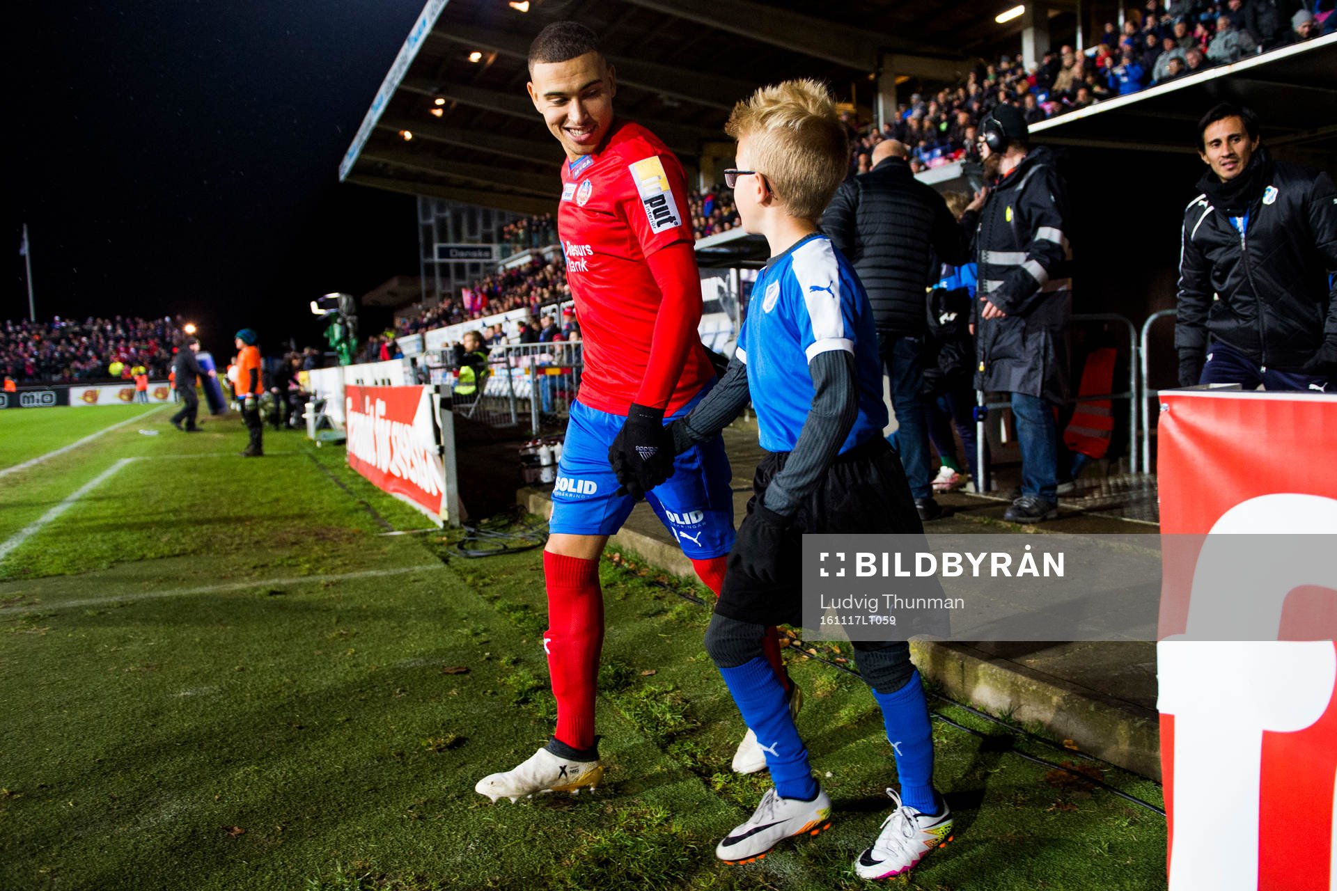 Helsingborgs Jordan Larsson kommer ut till fotbollsmatchen