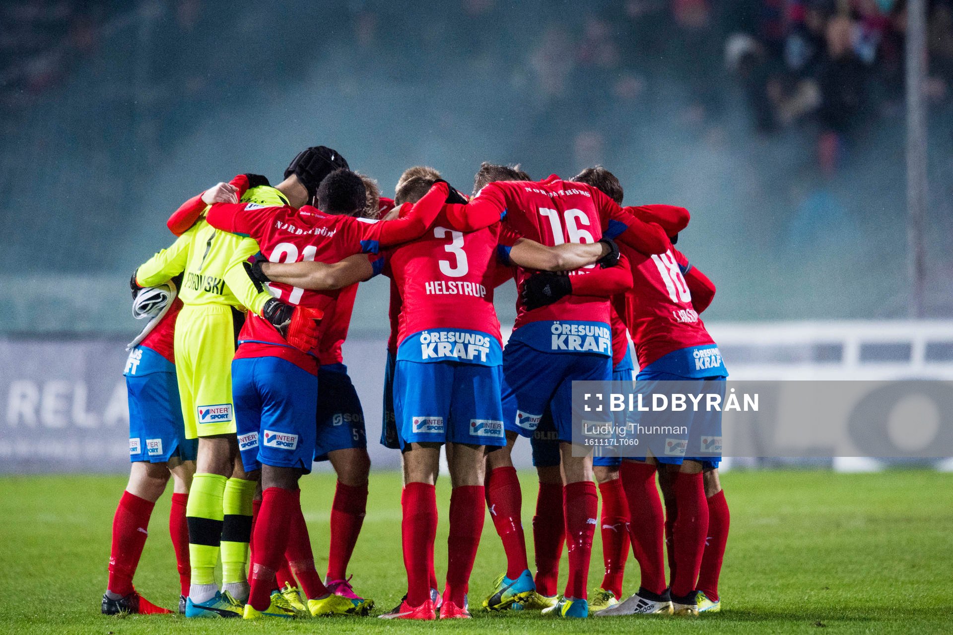 Helsingborgs spelare taggar upp inför fotbollsmatchen i kvalet till Allsvenskan mellan Halmstad och Helsingborg den 17 november 2016 i Halmstad.