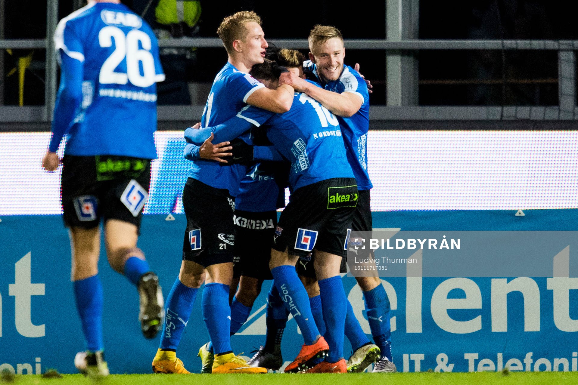 Halmstads spelare firar 1-1 på självmål