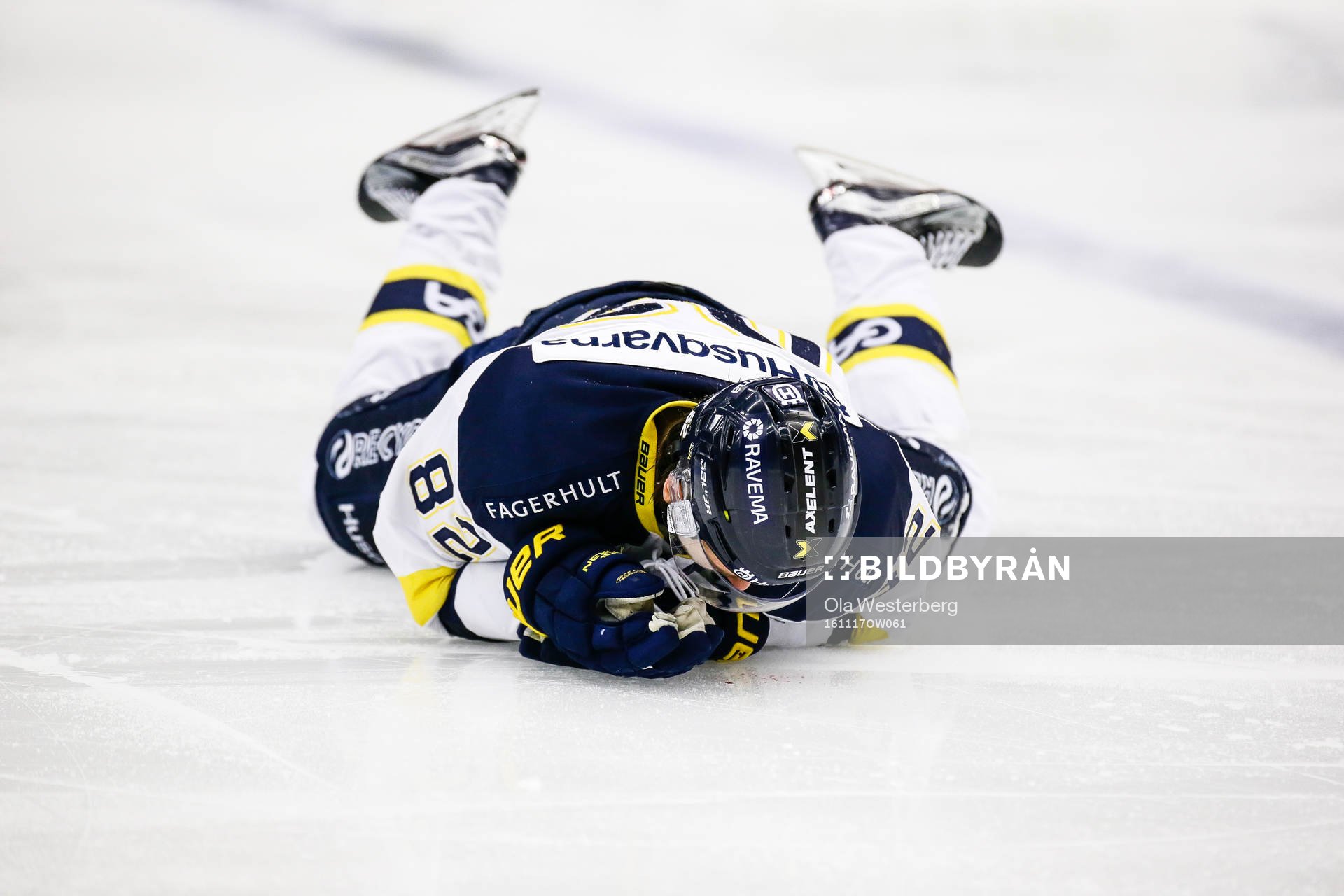 Hv71s  Kevin Stenlund blödde i ansiktet