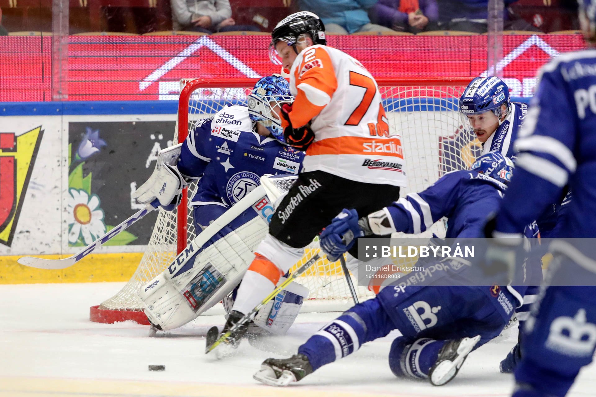 Karlskronas Joachim Rohdin framför Leksands målvakt Atte